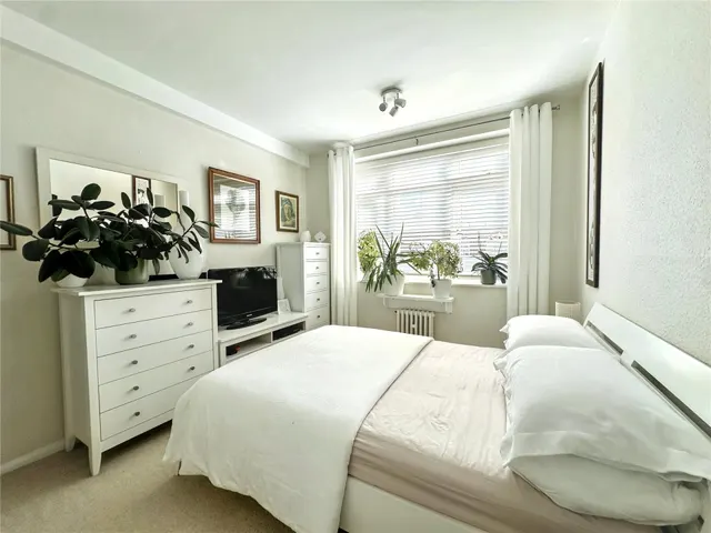 Upper Richmond Road, London, photo 2