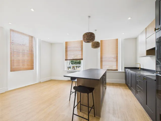 Photo 2 — Flat 4, Maitland House 118-120 High Street, Cheltenham, GL50 1EQ