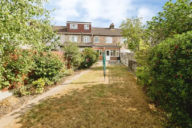 Photo 3 — Strathmore Gardens, Hornchurch, RM12