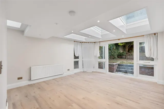 2 bedroom flat, Canfield Gardens South Hampstead, London, NW6