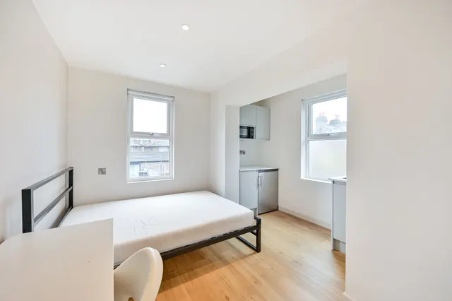 Photo 2 — Studio 2 , 1 Clarence Villas, Hawks Road, Kingston upon Thames