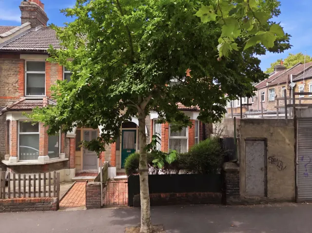 Gainsborough Avenue, London, E12, photo 1