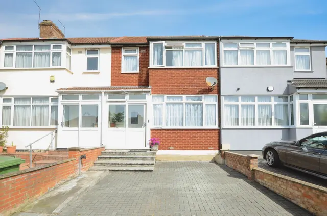 Mollison Way, Edgware, HA8, photo 1