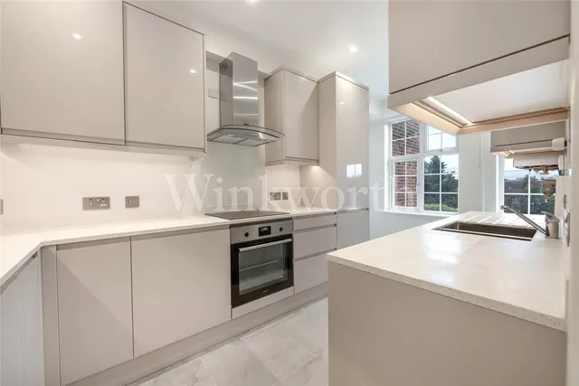 Finchley Road, London, NW11, photo 2