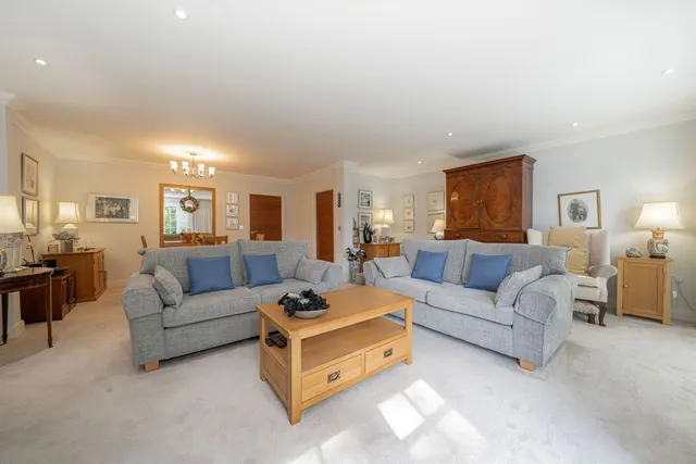 Queens Road, Weybridge, KT13, photo 2
