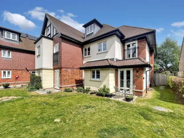 Limpsfield Road, Warlingham, photo 1