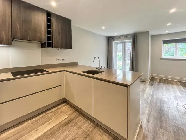 Limpsfield Road, Warlingham, photo 2
