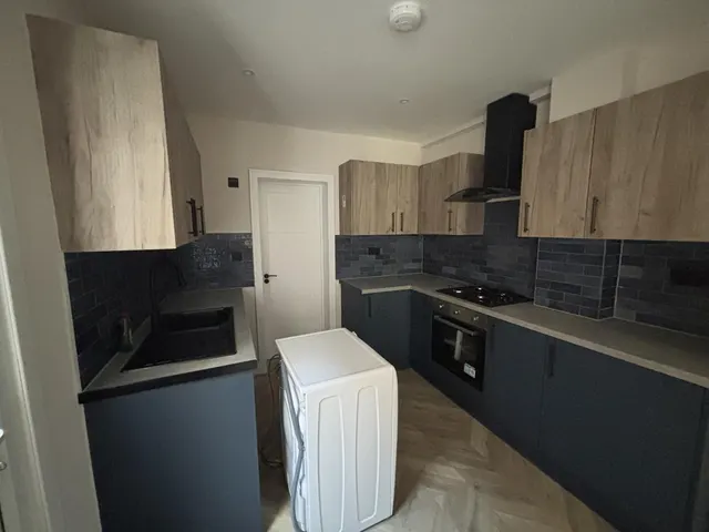 Whitehorse Lane, South Norwood, photo 2
