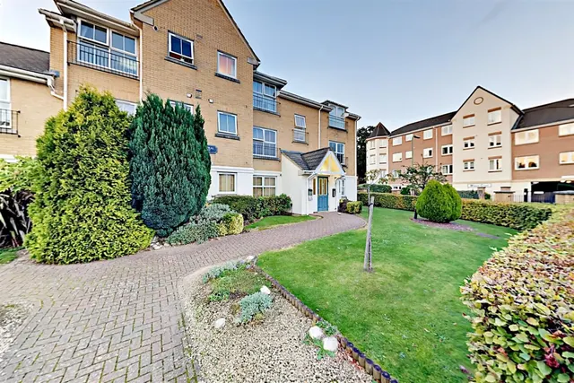 Balmoral Court, Farnborough, GU14, photo 1