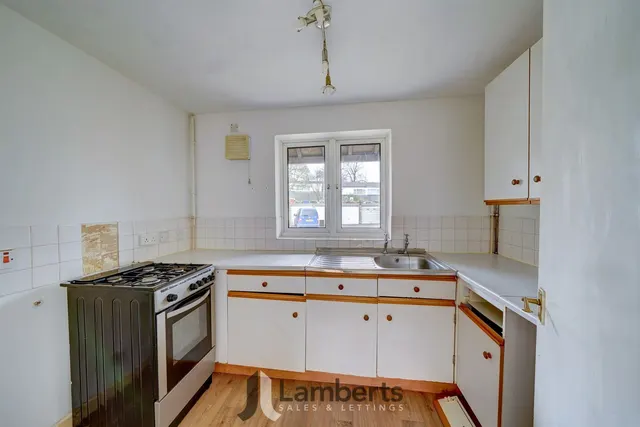 Photo 3 — 37 Doverdale Close, Redditch