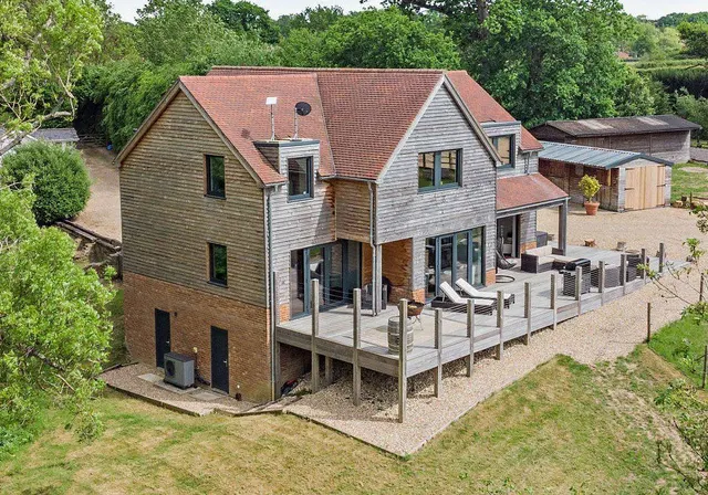 4 bedroom house — Fryern Road, Storrington, Pulborough, West Sussex, RH20 4BJ