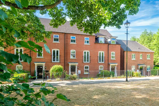 Montrose Grove, Greylees, NG34, photo 1
