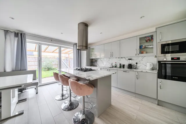 Yew Avenue, Yiewsley, UB7, photo 1