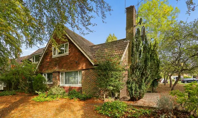 Milburn Walk, Epsom, KT18, photo 1
