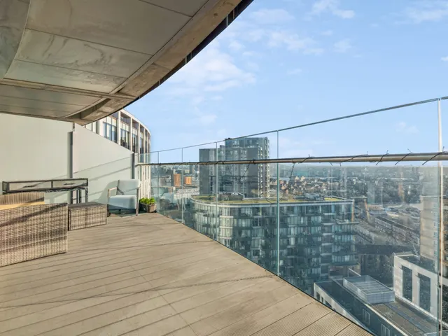 Crossharbour Plaza, London, E14, photo 3