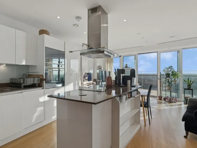 Crossharbour Plaza, London, E14, photo 2