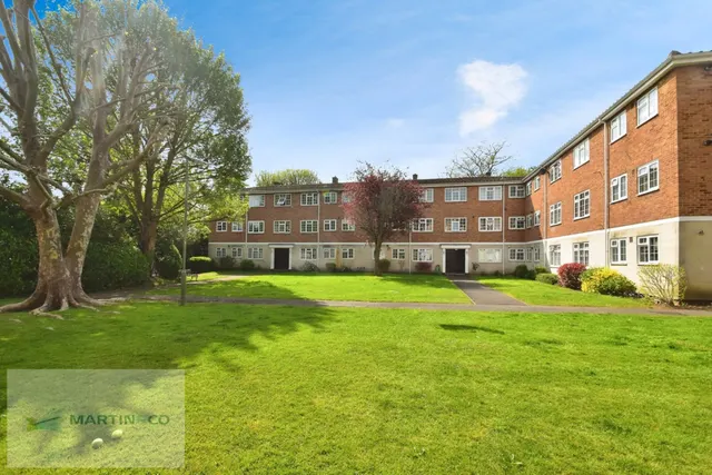 Gainsborough Court, KT12, photo 1