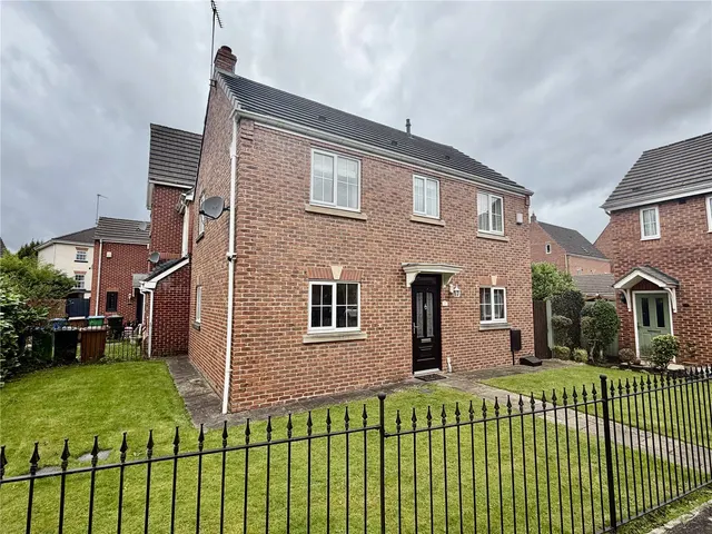 Hornchurch Court, Heywood, OL10, photo 1