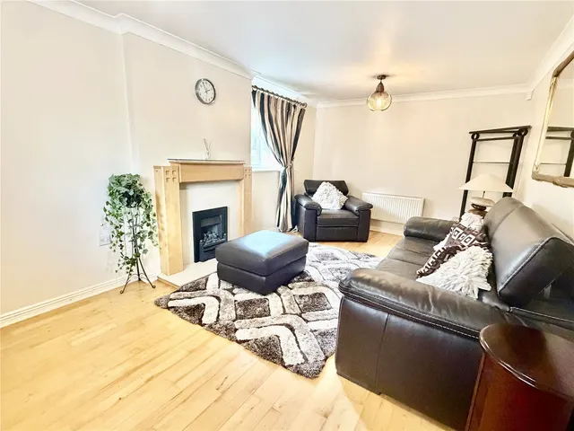 Hornchurch Court, Heywood, OL10, photo 2