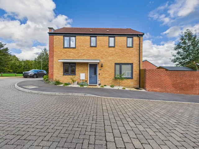 Lady Margaret Hall Way, Basingstoke, RG24, photo 1