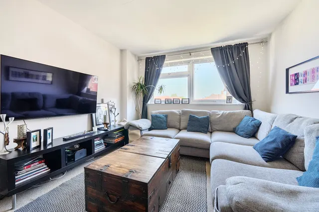 Photo 3 — Cheviot Close, Enfield