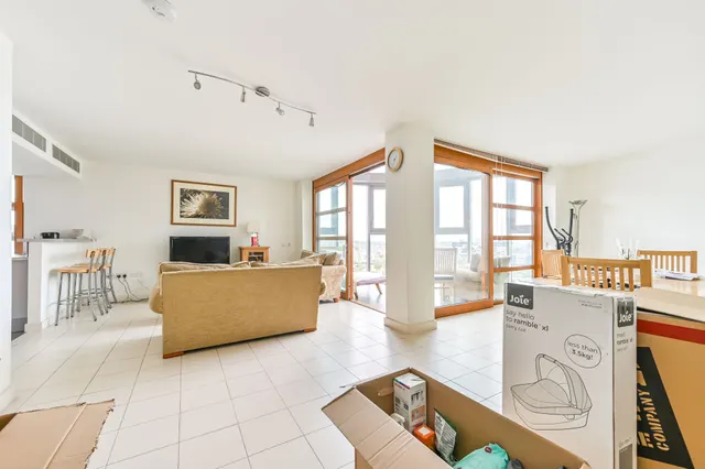 Photo 3 — 1005 Falcon Wharf, 34 Lombard Road, London