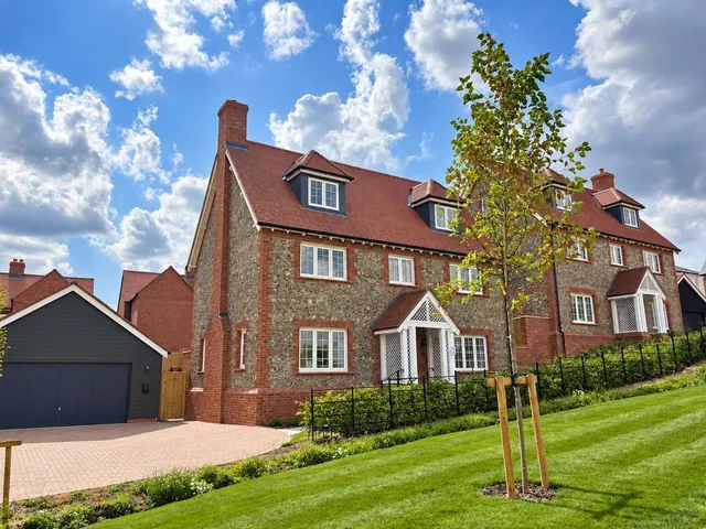 Clayhill Road, Burghfield Common, RG7, photo 1