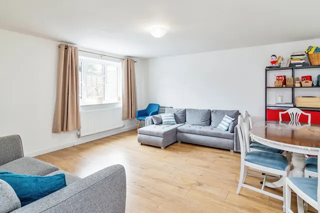 Queens Crescent, Clapham, MK41, photo 3