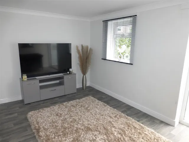 Photo 2 — Dalwood Close, Bransholme, Hull