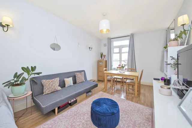 Clapham Common South Side, SW4, photo 1