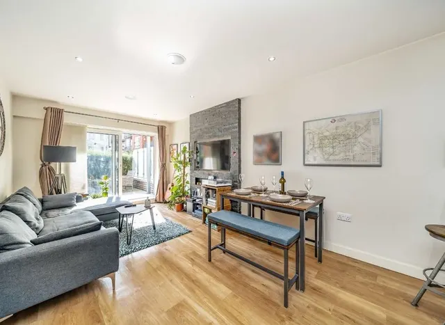 Photo 3 — East Drive, Hendon, NW9