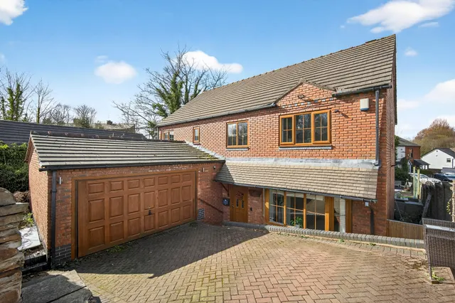 Manor Road, Woodley, SK6, photo 1