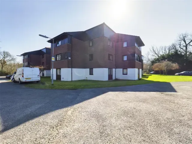 Camelot Court, Ifield West