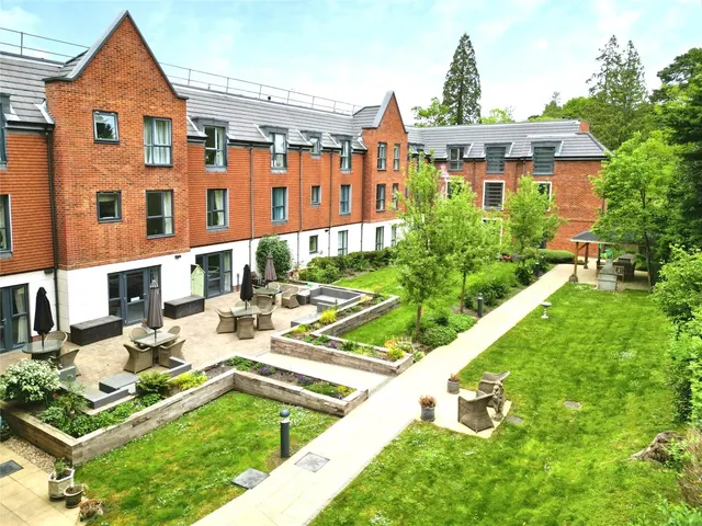 Birch Place, Dukes Ride, Crowthorne, Berkshire, RG45 6GT, photo 1
