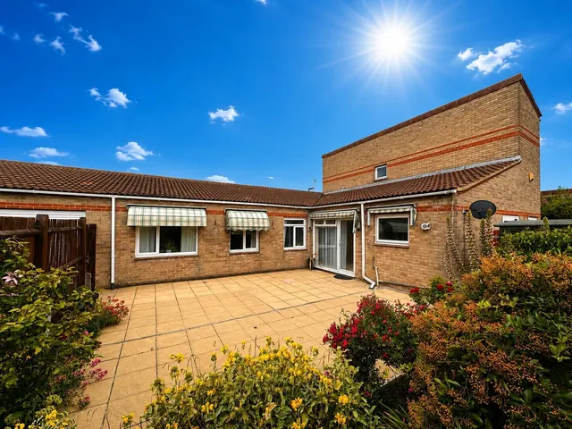 Gardner Close, Eastbourne, photo 1