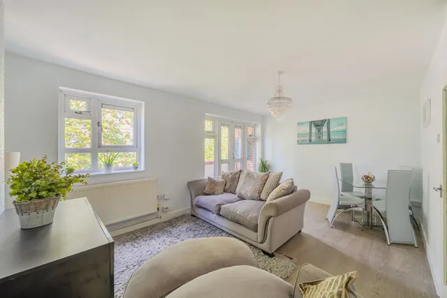 Ravens Way, SE12, photo 1