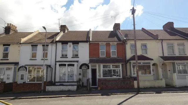3 bedroom house — Milton Road, Gillingham, ME7 5LW