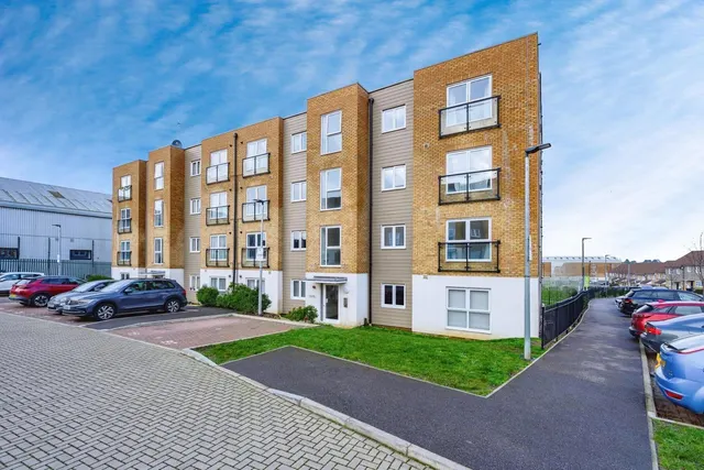 Photo 2 — Bongrace Walk, Luton, Bedfordshire, LU4