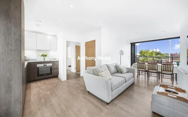 Photo 3 — Belgrave Close, Oakwood, N14