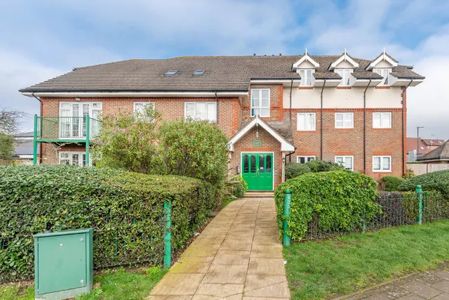 1 Hanover Court, 432 Uxbridge Road, Pinner, photo 1