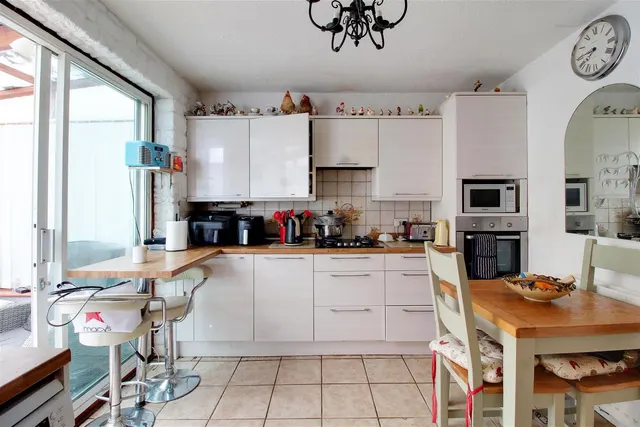Photo 3 — Cranborne Road, Potters Bar EN6 3AJ