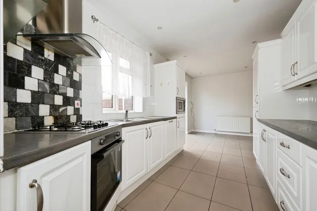 Holmwood Road, Chessington, KT9, photo 3