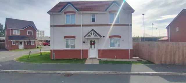 Maes Glyndwr, Wrexham, LL11, photo 1