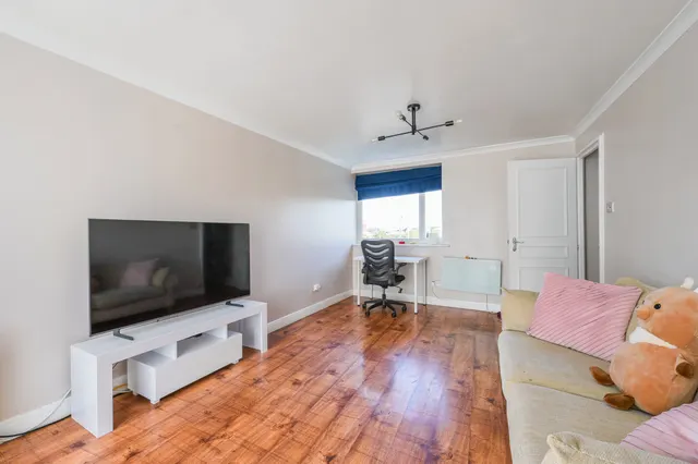 Photo 2 — 44 Grimsby Grove, London