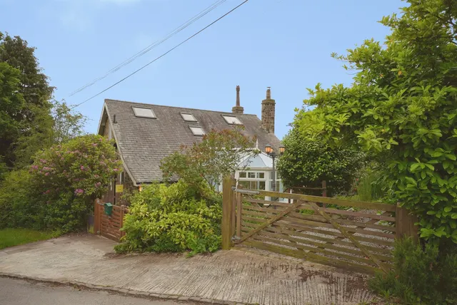 Bradford Road, Huddersfield, photo 1