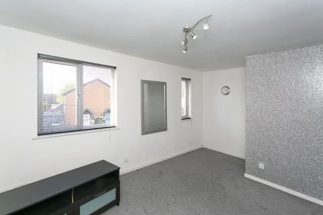 Photo 3 — 21 Mortimer Close, Bushey