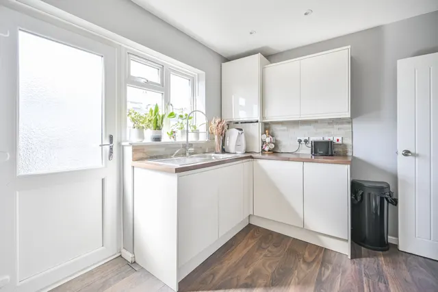 Photo 3 — Flat 5, Queens Court, Queens Road, London