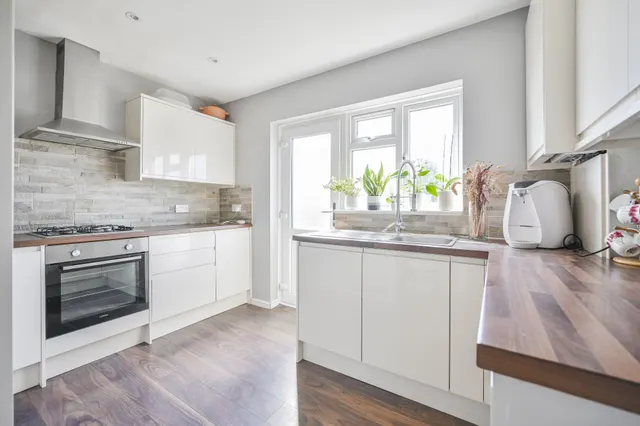 Photo 2 — Flat 5, Queens Court, Queens Road, London
