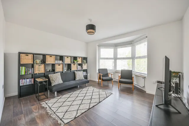 Flat 5, Queens Court, Queens Road, London, photo 1
