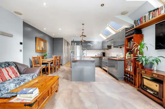 West Ella Road, London, NW10, photo 2